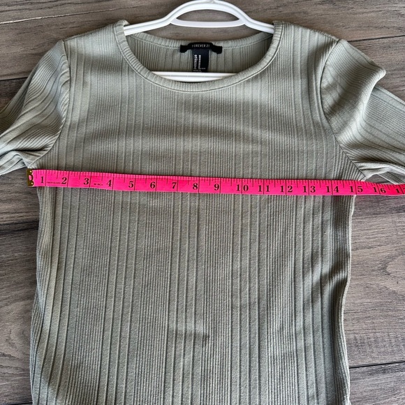 Forever 21 Women’s Sage Green Too - Picture 5 of 6